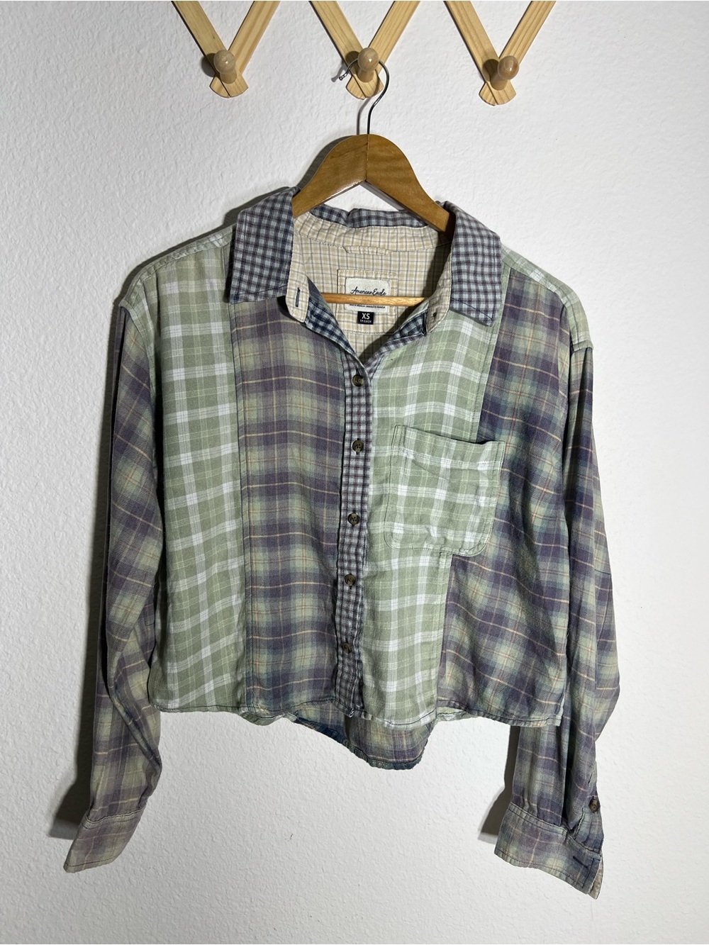 AMERICAN EAGLE • cropped flannel shirt in green and blue patchwork plaid - Picture 1 of 10